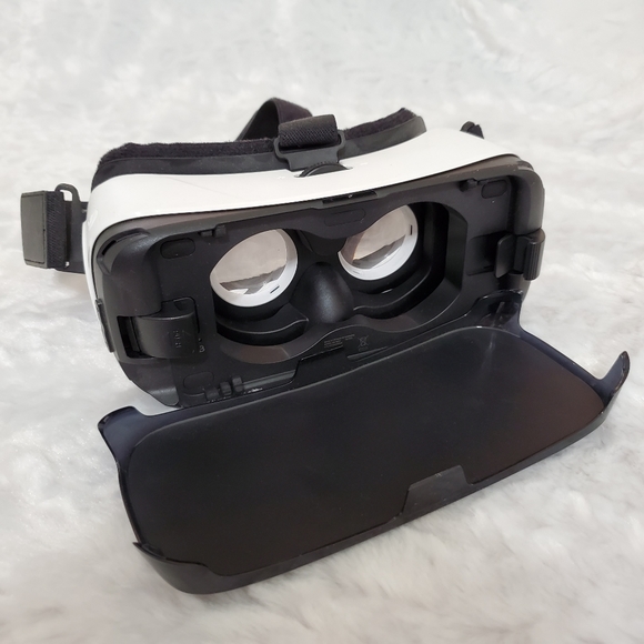SAMSUNG OCULUS VR GEAR Galaxy S7 Virtual Reality see your phone pix and videos - Picture 2 of 6
